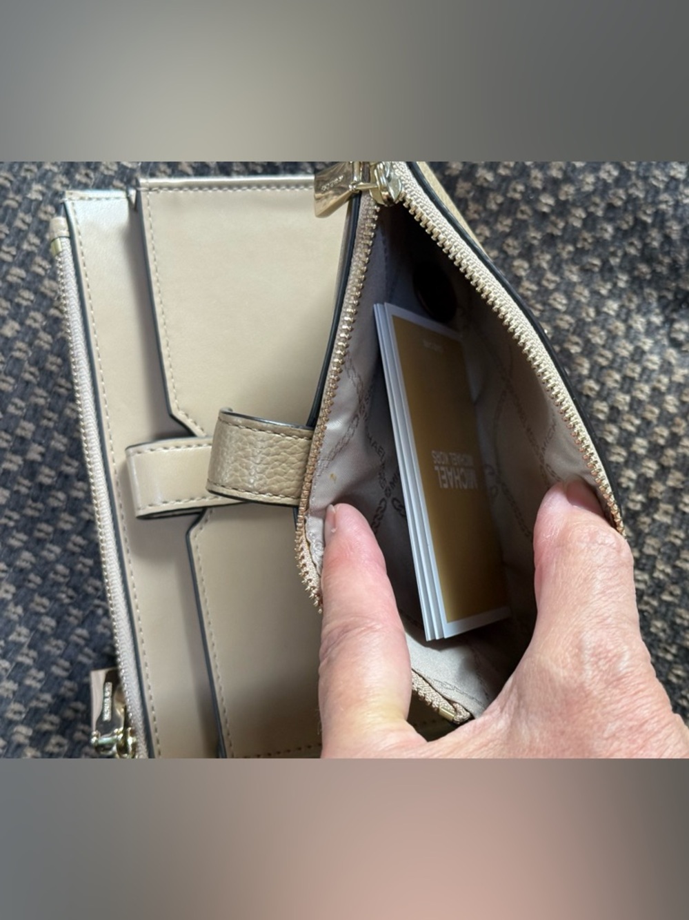 Michael Kors Jet Set Large Zip Clutch Wallet wristlet w/pebbled leather. - Picture 6 of 16